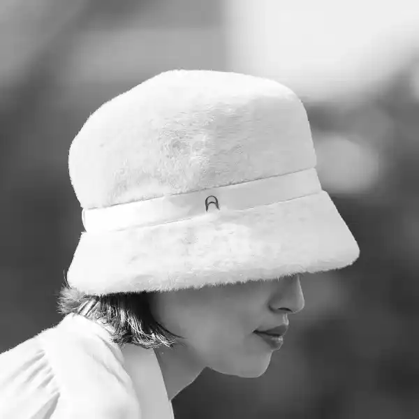 モデルが着用している帽子の写真