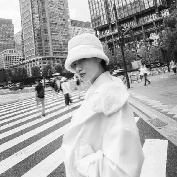 モデルが着用している帽子の写真