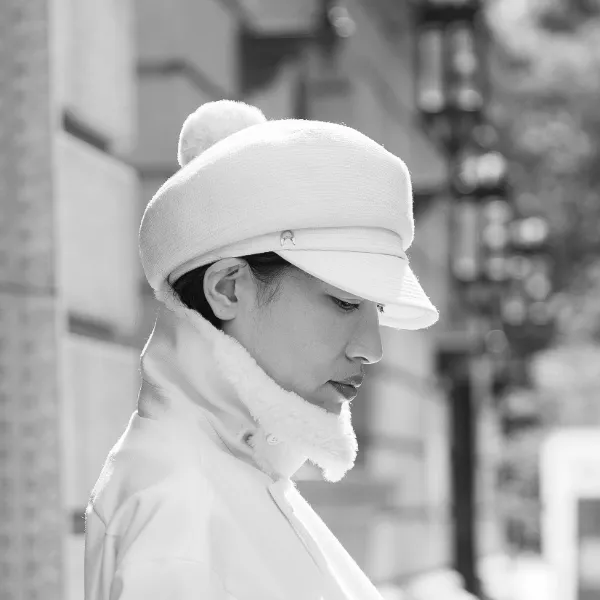 モデルが着用している帽子の写真