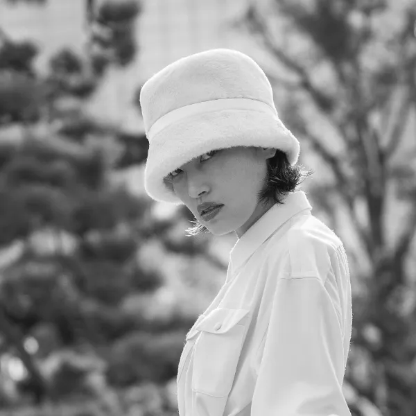 モデルが着用している帽子の写真